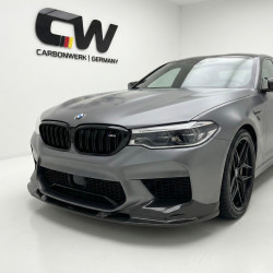 Pièces en carbone Tuning 1359 - Frontlippe Spoiler Schwert Performance V2 Carbon passend für BMW F90 M5 Vorfacelift